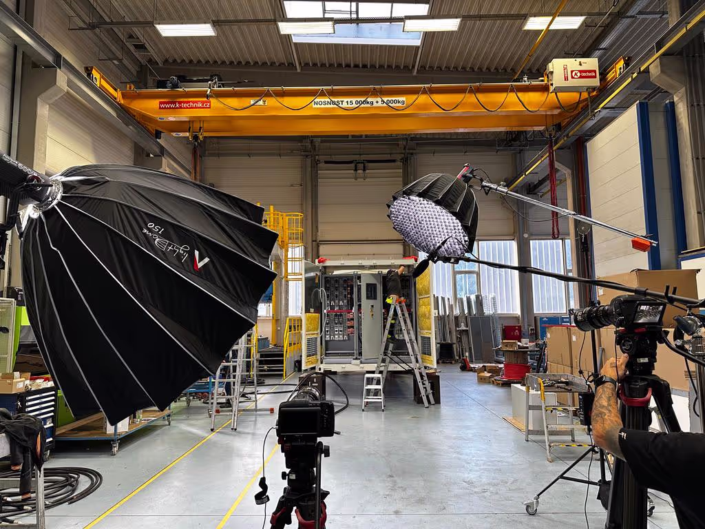 Studioaufnahmen behind the scenes in einer Halle mit großen Studiolichtern